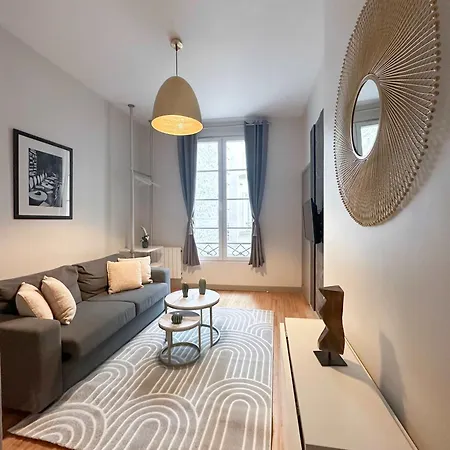 Renovated Champs-elysees Retreat Apartment Paris