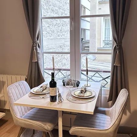 Renovated Champs-elysees Retreat Apartment Paris