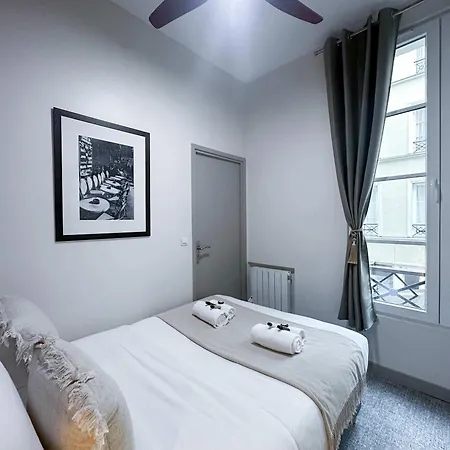 Renovated Champs-elysees Retreat Paris