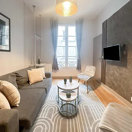 Renovated Champs-elysees Retreat Apartment Paris