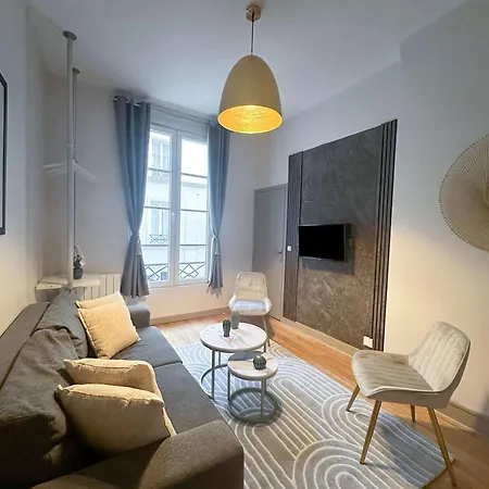 Renovated Champs-elysees Retreat