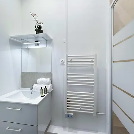 Renovated Champs-elysees Retreat * Paris