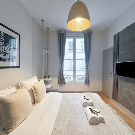 Renovated Champs-elysees Retreat Apartment