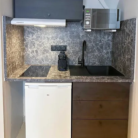 Apartment Renovated Champs-elysees Retreat Paris